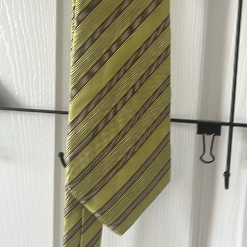 Hugo Boss Yellowish green undertone statement silk tie